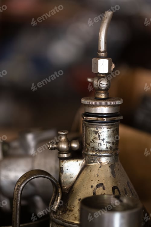 Preview: Close-up of an oil can in a workshop.