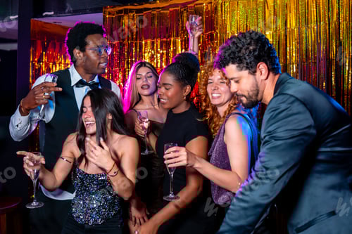Visualização: Amigos curtindo bebidas e dançando na festa da boate