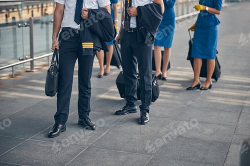 Preview: Pilots and flight attendants standing on the street