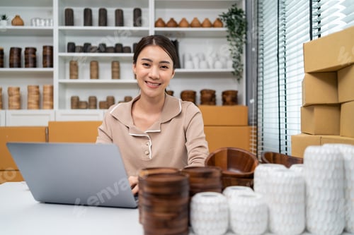 Vista previa: Portrait of Asian woman checking sale order after sell vase product online and looking at camera.