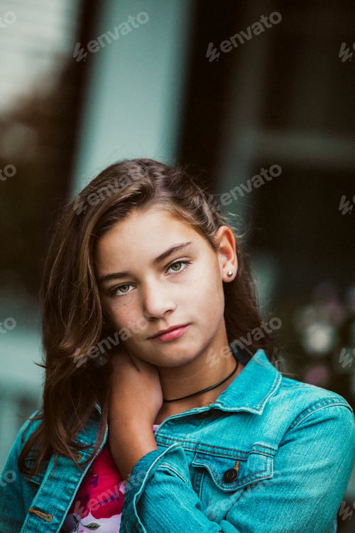 Preview: Portrait of young girl
