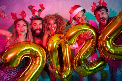 Visualização: Amigos segurando grandes balões 2024 representando o próximo Ano Novo