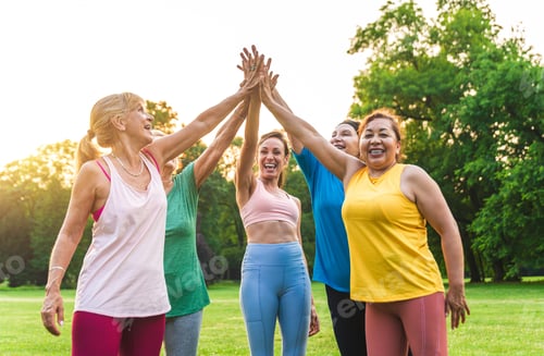Vista previa: Senior women training with fitness coach at park
