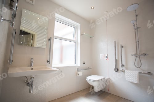 Visualização: Interior simples do banheiro do hotel com paredes brancas com vaso sanitário, chuveiro, pia, janela e espelho