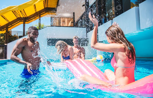 Preview: Friends in a swimming pool