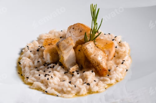 Preview: Delicious risotto with roasted pieces of chicken fillet