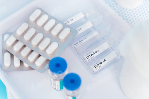 Vista previa: Frascos y medicamentos para la vacuna contra la COVID-19