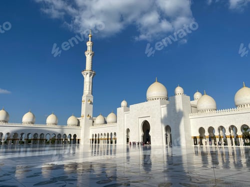 Preview: Majestic Sheikh Zayed Grand Mosque in all its glory against a bright, azure sky