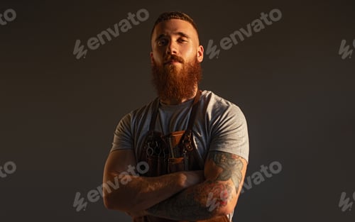 Preview: Confident male hairdresser with crossed arms