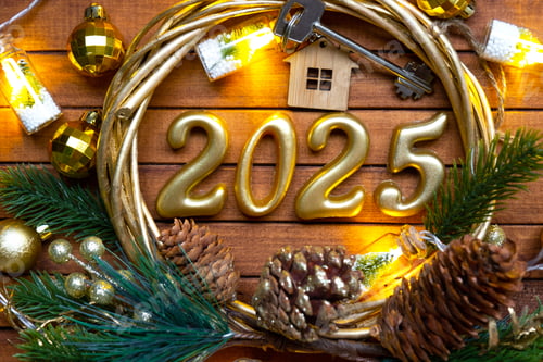 Preview: New Year House key with keychain cottage on festive brown wooden background with number 2025 in wrea