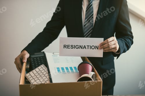 Preview: Male employees are keeping their own items on the desk because they are about to go to resign
