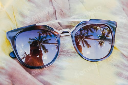 Preview: Reflection under palm trees