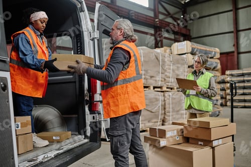 Preview: Warehouse workers working in team