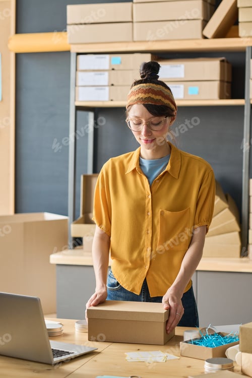 Preview: Worker packing goods in boxes
