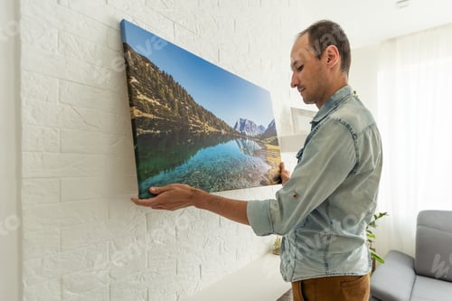 Preview: a man is holding a photo canvas
