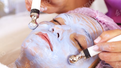 Preview: Woman in a spa salon on cosmetic procedures for facial care. Beautician makes medical procedures.