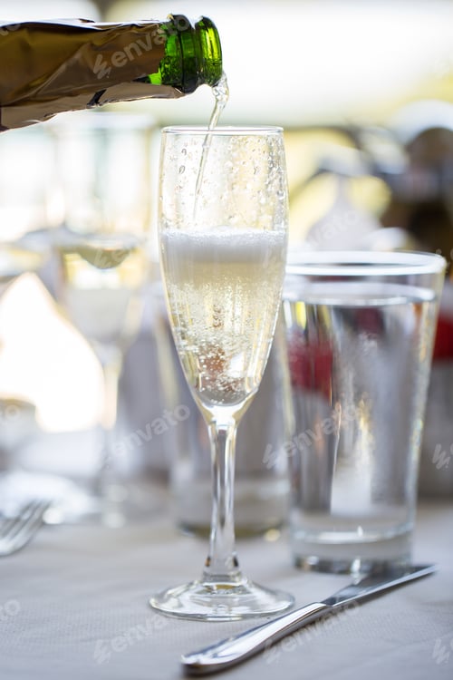 Preview: A man pours champagne in a glass