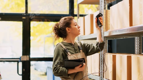 Preview: Supervisor scanning barcodes on racks