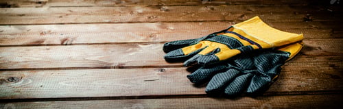 Preview: A pair of construction gloves on the table.