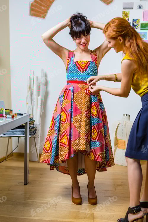 Preview: Fashion designer with client in studio