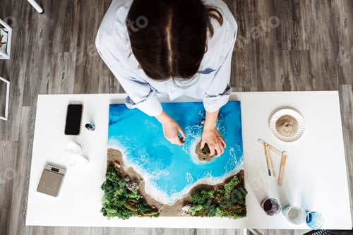 Visualização: Criando belas artes em resina epóxi em casa, apresentando uma cena costeira com águas azuis vibrantes