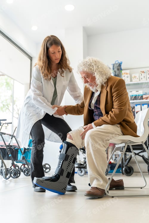 Vorschau: Älterer Mann probiert in der Apotheke einen orthopädischen Stiefel an