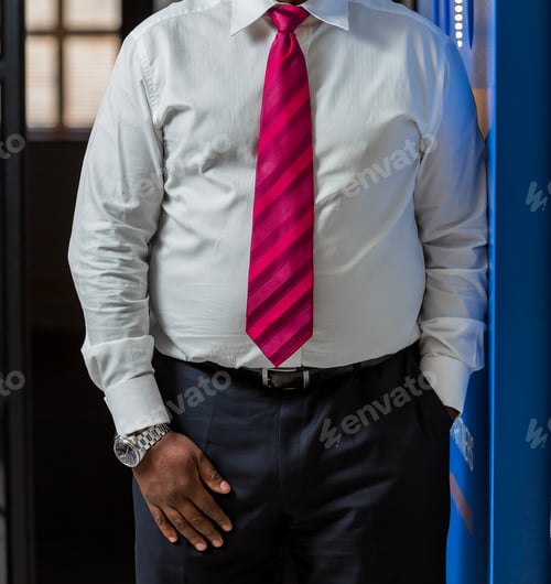 Visualização: Mãos e braços negros africanos de empresário em um terno