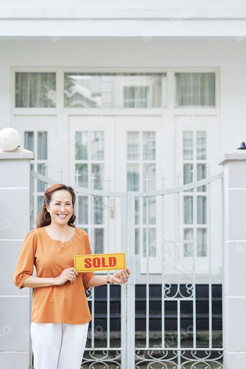 Preview: Female Real Estate Agent