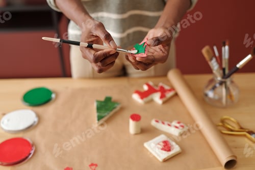 Preview: Hands of young woman with paintbrush