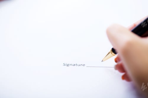 Preview: Signing a Signature with an Elegant Gold Pen