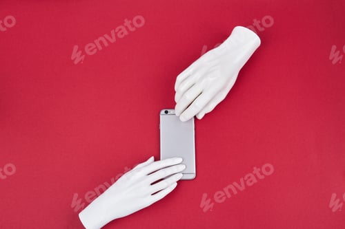 Preview: Mannequin hands and smartphone.