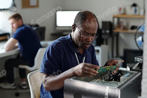 Preview: Experienced African American repairman