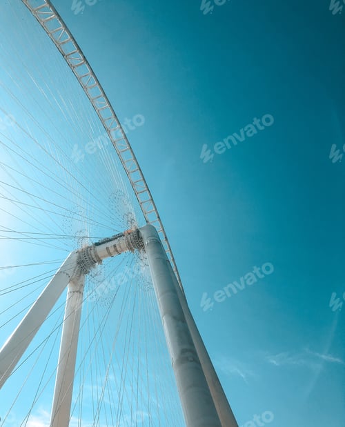 Preview: Dubai Ferris wheel low angle