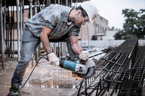 Preview: A worker cuts iron rods with the saw and making sparks fly.