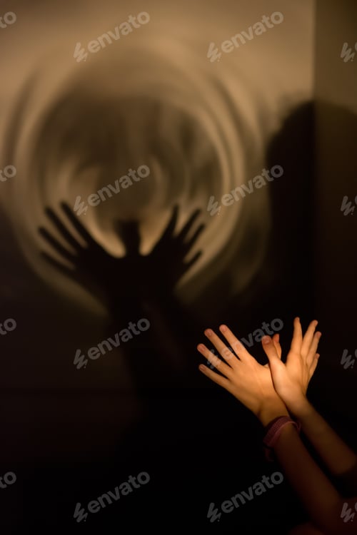 Preview: Mysterious shadow on the wall