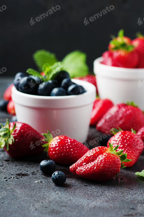 Preview: Sweet berry on the black table
