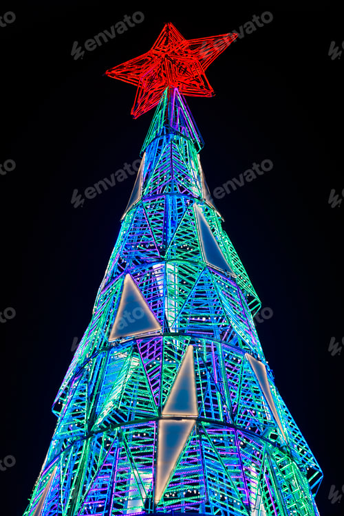 Visualização: Árvore de Natal iluminada urbana à noite. Centro da cidade de Madrid.
Espanha