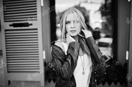 Preview: Stylish blonde woman