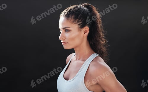 Preview: Attractive young woman in sportswear