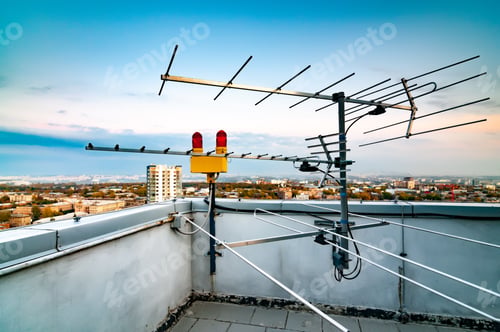 Preview: TV antenna on the roof of a multi-story building