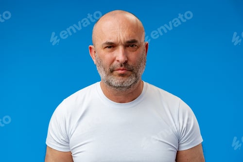Vorschau: Porträt eines Mannes mittleren Alters vor blauem Hintergrund im Studio