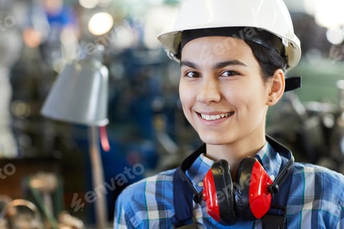 Preview: Lady worker in hardhat