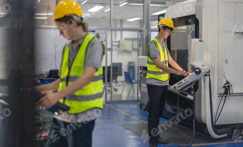 Vista previa: El aprendiz de robótica desarrolla habilidades de operación y programación a través de sesiones prácticas en la sala de control