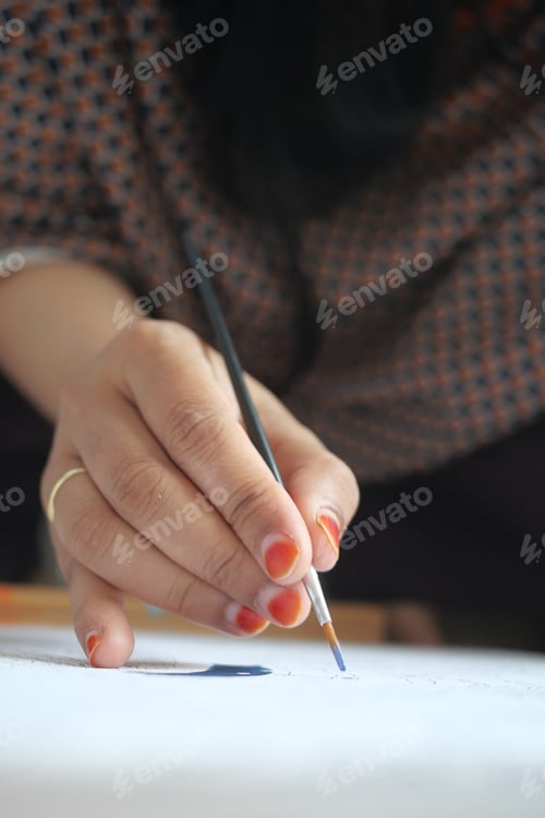 Preview: women hand holding brush with paint