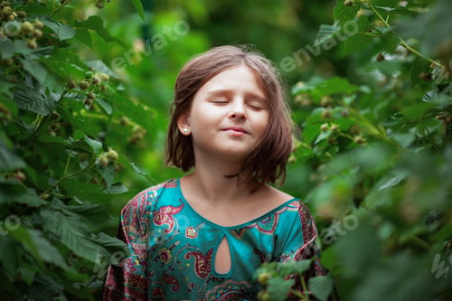Preview: Girl in green leaves