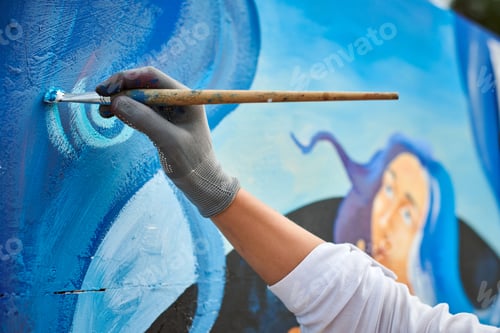 Visualização: A mão de uma artista feminina aplica pequenas pinceladas de tinta com pincel na tela, criando uma imagem