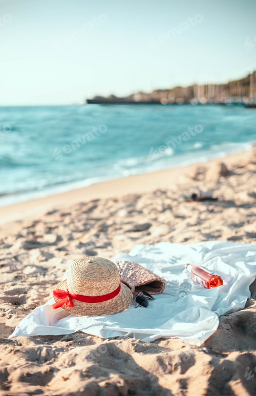 Preview: Straw hat, bag, sunglasses and bedspread on a tropical beach. Summer vacation.