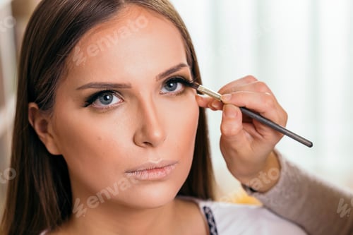 Preview: Make up artist shading eyelids