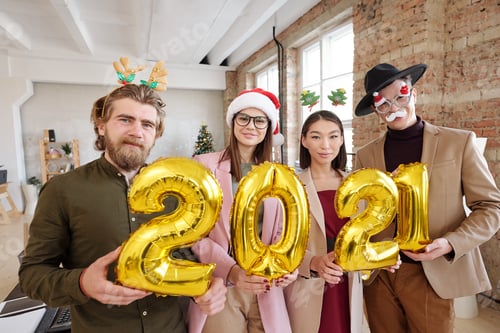 Visualização: Gerentes de escritório em acessórios de Natal com números infláveis do próximo ano