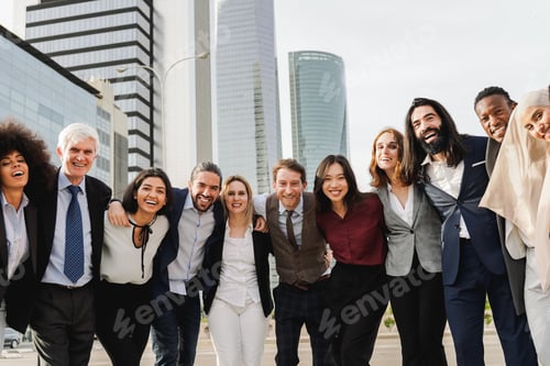 Предпросмотр: Многорасовая предпринимательская группа деловых людей, веселящихся вместе на открытом воздухе